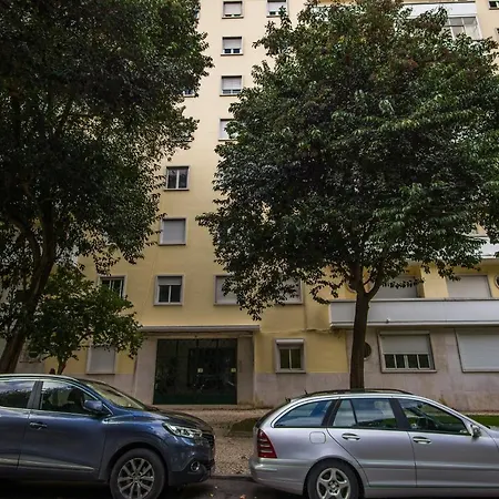 Pear Tree Pasteur * Lisboa